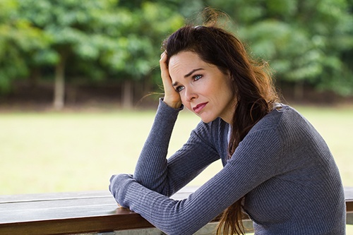 Distraught woman who needs an evidence based treatment center in Seattle